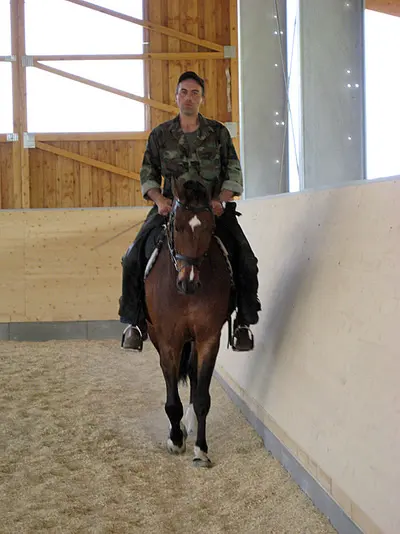 Stefan Wolfrum beim Reiten in der Halle